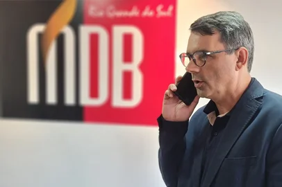 No comando do MDB desde a semana passada, quando Alceu Moreira se licenciou do cargo, o prefeito de Rio Grande, Fábio Branco, passou a segunda-feira ao telefone, tentando resolver o impasse que envolve a escolha do candidato do partido a governador. Depois de mais de 40 telefonemas para líderes partidários, dirigentes de movimentos de base, prefeitos e vereadores, e de longas conversas com Alceu e Gabriel Souza, Branco convocou para esta terça-feira uma reunião extraordinária da executiva estadual, na qual vai propor a antecipação da eleição do diretório estadual para o dia 20 de fevereiro. Até a escolha do novo comando partidário, não será tomada nenhuma decisão sobre as eleições 2022.