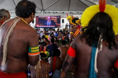 Indígenas assistem a sessão do STF sobre a tese do marco temporal