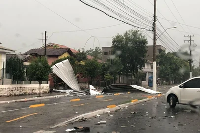 Queda de telhas em São Sebastião do Caí