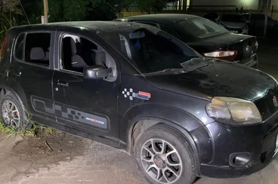 05 de fevereiro de 2025Um adolescente de 17 anos foi morto a tiros na noite passada no bairro Lomba do Pinheiro, na zona leste de Porto Alegre. O caso aconteceu pouco antes da meia-noite na Estrada João de Oliveira Remião, próximo ao número 2150. <!-- NICAID(15969334) -->