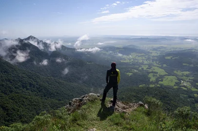 MORRINHOS DO SUL, RS, BRASIL, 13-02-2026: A Trilha dos Tropeiros liga o interior do município ao Morro dos Tajuvas em uma subida de cerca de cinco quilômetros. O caminho refaz antigos percursos de circulação na região e conduz a um dos pontos mais altos e impressionantes do Litoral Norte gaúcho. Do topo, a vista se abre para diferentes cidades e formações naturais da costa, revelando a amplitude do território entre serra e mar.  Foto: Jeff Botega/Agência RBSIndexador: jeff botega<!-- NICAID(16224894) -->