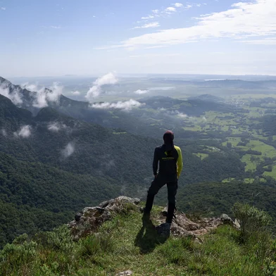 MORRINHOS DO SUL, RS, BRASIL, 13-02-2026: A Trilha dos Tropeiros liga o interior do município ao Morro dos Tajuvas em uma subida de cerca de cinco quilômetros. O caminho refaz antigos percursos de circulação na região e conduz a um dos pontos mais altos e impressionantes do Litoral Norte gaúcho. Do topo, a vista se abre para diferentes cidades e formações naturais da costa, revelando a amplitude do território entre serra e mar.  Foto: Jeff Botega/Agência RBSIndexador: jeff botega<!-- NICAID(16224894) -->