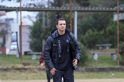 Treino do Caxias para confronto com a Ponte Preta pela Série C 2025. Na foto, o técnico Junior Rocha.<!-- NICAID(16086543) -->