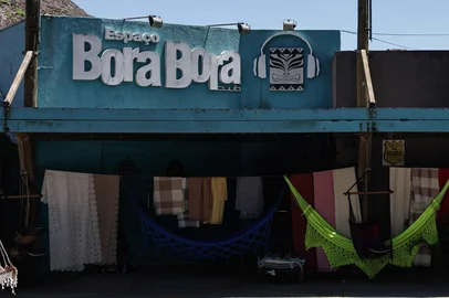 TORRES, RS, BRASIL, 06-01-2026: A boate Bora Bora era uma das mais tradicionais casas de festas de Torres, mas está fechada há mais de uma década. A fachada do imóvel, inspirada em casas cubanas e de Miami, está abandonada. Foto: Renan Mattos/Agência RBS<!-- NICAID(16200022) -->