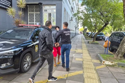 Polícia Civil / Divulgação Suspeito de atacar mulheres na rua com faca em Porto Alegre é preso pela Polícia Civil