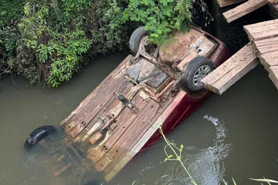 Carro com casal de idosos cai de ponte em Taquara<!-- NICAID(16159223) -->