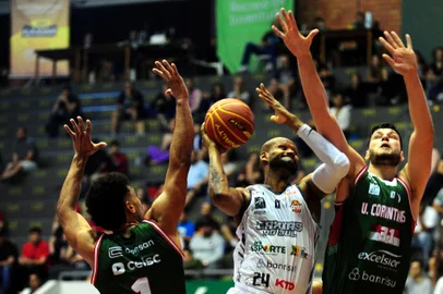 CAXIAS DO SUL, RS, BRASIL, 24/10/2024. Caxias do Sul Basquete x União Corinthians, jogo válido pela primeira rodada do Novo Basquete Brasil - NBB 2023/2024 - realizado no ginásio do Sesi. (Porthus Junior/Agência RBS)<!-- NICAID(15578401) -->