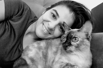 Gata Popo, junto com a  leitora Jéssica Pedroso<!-- NICAID(14786365) -->