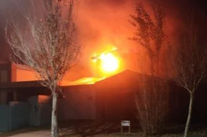 Divulgação / Corpo de Bombeiros Incêndio atinge residência em condomínio no Laranjal, em Pelotas