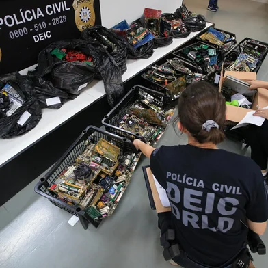 PORTO ALEGRE, RS, BRASIL - 28/11/2023 - Polícia Civil faz operação contra lavagem de dinheiro por parte de familiares de bicheiro. Nas imagens, operação realizada no Bingo Viegas. FOTO: RONALDO BERNARDI, AGÊNCIA RBS<!-- NICAID(15610623) -->
