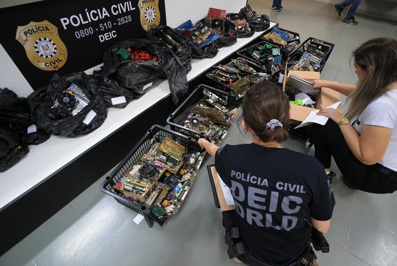 PORTO ALEGRE, RS, BRASIL - 28/11/2023 - Polícia Civil faz operação contra lavagem de dinheiro por parte de familiares de bicheiro. Nas imagens, operação realizada no Bingo Viegas. FOTO: RONALDO BERNARDI, AGÊNCIA RBS<!-- NICAID(15610623) -->