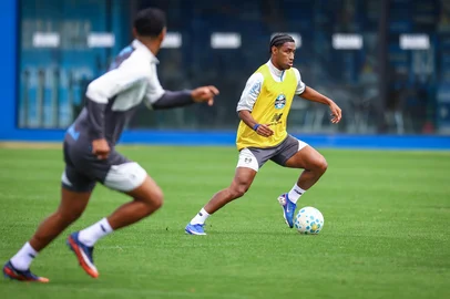 Lucas Uebel / Grêmio/Divulgação RS - FUTEBOL/ TREINO GREMIO 2026 - ESPORTES - Jogadores do Grêmio realizam treino técnico durante a manha deste sabado, no CT Luiz Carvalho, na preparação para partida valida pelo Campeonato Brasileiro 2026. FOTO: LUCAS UEBEL/GREMIO FBPA Tetê<!-- NICAID(16360059) -->