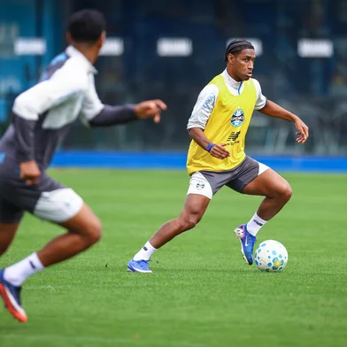 RS - FUTEBOL/ TREINO GREMIO 2026 - ESPORTES - Jogadores do Grêmio realizam treino tÃ©cnico durante a manha deste sabado, no CT Luiz Carvalho, na preparaÃ§Ã£o para partida valida pelo Campeonato Brasileiro 2026. FOTO: LUCAS UEBEL/GREMIO FBPA Tetê<!-- NICAID(16360059) -->