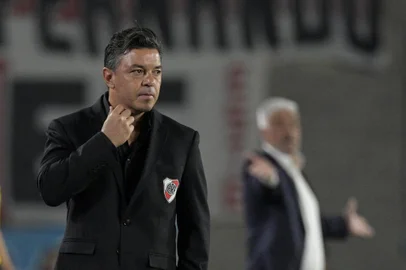 River Plate's coach Marcelo Gallardo gestures during the Argentine Professional Football League match against Platense at the Monumental stadium in Buenos Aires, on October 12, 2022. (Photo by JUAN MABROMATA / AFP)Editoria: SPOLocal: Buenos AiresIndexador: JUAN MABROMATASecao: soccerFonte: AFPFotógrafo: STF<!-- NICAID(15235146) -->
