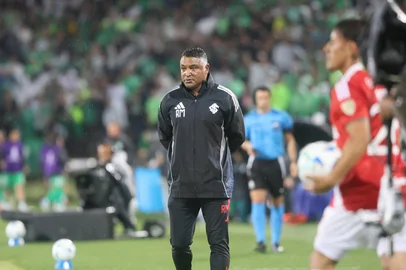 Roger Machado comanda o time do Internacional durante partida em 2025<!-- NICAID(16035571) -->