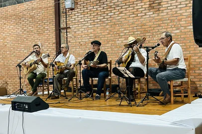 O projeto Ponteios e Cantorias, após passar pelas comunidades de Vila Oliva, São Pedro da Terceira Légua, São Braz, Vila Cristina e Criúva, chega a sua última edição em Ana Rech no dia 14/09. Ponteios e Cantorias é um projeto que tem por objetivo realizar rodas de viola em comunidades do interior de Caxias do Sul e fomentar manifestações da cultura popular no município. Tendo como anfitrião o violeiro Valdir Verona, cada roda de viola é composta pelo grupo de violeiros Origens como violeiros fixos e convidados especiais em cada  edição. <!-- NICAID(16120243) -->