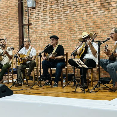 O projeto Ponteios e Cantorias, após passar pelas comunidades de Vila Oliva, São Pedro da Terceira Légua, São Braz, Vila Cristina e Criúva, chega a sua última edição em Ana Rech no dia 14/09. Ponteios e Cantorias é um projeto que tem por objetivo realizar rodas de viola em comunidades do interior de Caxias do Sul e fomentar manifestações da cultura popular no município. Tendo como anfitrião o violeiro Valdir Verona, cada roda de viola é composta pelo grupo de violeiros Origens como violeiros fixos e convidados especiais em cada  edição. <!-- NICAID(16120243) -->