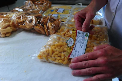 CAXIAS DO SUL, RS, BRASIL, 03/03/2021. Moradora de São Valentim da 6a Légua, em Caxias do Sul, Simone de Gregori, 43, comanda a agroindústria familiar Mais Sabor, focada na produção de massas congeladas e biscoitos coloniais. Case da reportagem do +Serra sobre mulheres à frente no agronegócio em Caxias. (Porthus Junior/Agência RBS)<!-- NICAID(14727097) -->