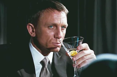 vesper martini<!-- NICAID(15367867) -->