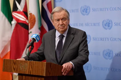 O secretário-geral da ONU, Antonio Guterres, fala durante uma entrevista coletiva na sede das Nações Unidas em Nova York em 22 de fevereiro de 2022. - Guterres pediu na terça-feira que a Rússia cumpra integralmente a carta do órgão global, condenando o reconhecimento de Moscou da "independência" de duas regiões separatistas da Ucrânia. (Foto de ANGELA WEISS/AFP)<!-- NICAID(15024707) -->