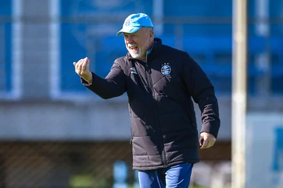 RS - FUTEBOL/ TREINO GREMIO 2025 - ESPORTES - Jogadores do Gremio realizam treino tÃ©cnico durante a manha desta terca-feira, no CT Luiz Carvalho, na preparaÃ§Ã£o para a partida valida pelo Campeonato Brasileiro 2025. Na foto, Mano Menzes. FOTO: LUCAS UEBEL/GREMIO FBPA<!-- NICAID(16056997) -->