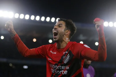 Athletico Paranaense's defender Kaique Rocha celebrates during the Copa Sudamericana round of 16 second leg football match between Argentina's Belgrano and Brazil's Athletico Paranaense, at the Mario Alberto Kempes stadium in Cordoba, Argentina on August 22, 2024. (Photo by DIEGO LIMA / AFP)Editoria: SPOLocal: CórdobaIndexador: DIEGO LIMASecao: soccerFonte: AFPFotógrafo: STR<!-- NICAID(15954856) -->