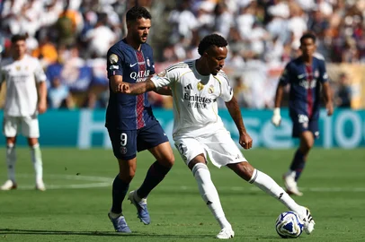 Paris Saint-Germain's Portuguese forward #09 Goncalo Ramos and Real Madrid's Brazilian defender #03 Eder Militao fight for the ball during the FIFA Club World Cup 2025 semifinal football match between France's Paris Saint-Germain and Spain's Real Madrid at the MetLife stadium in East Rutherford, New Jersey on July 9, 2025. (Photo by FRANCK FIFE / AFP)<!-- NICAID(16076954) -->