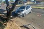 Motorista abandona carro após bater em árvore na Avenida Juca Batista<!-- NICAID(14976546) -->