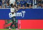 Vinícius Júnior sai do banco, dá assistência e marca em vitória do Real Madrid sobre Oviedo