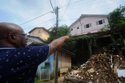 CAXIAS DO SUL, RS, BRASIL, 30/11/2023. Com risco de desabar em cima de outras residências, família é retirada de moradia em Caxias. Na foto, João Valtoir de Andrade, 64 anos, aposentado. (Bruno Todeschini/Agência RBS)<!-- NICAID(15612842) -->