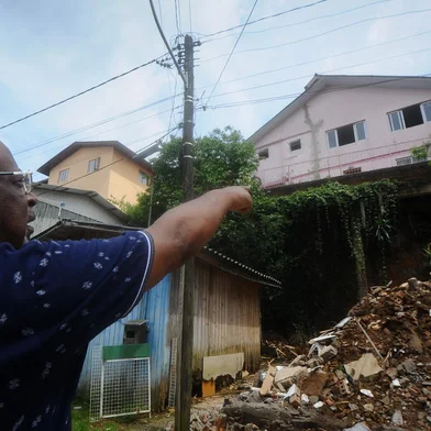 CAXIAS DO SUL, RS, BRASIL, 30/11/2023. Com risco de desabar em cima de outras residências, família é retirada de moradia em Caxias. Na foto, João Valtoir de Andrade, 64 anos, aposentado. (Bruno Todeschini/Agência RBS)<!-- NICAID(15612842) -->