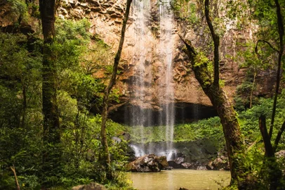 Duas fotos de Cachoeira de São Salvador, a mais alta. E uma foto de Cascata dos Xaxins, a que tem a queda de água em degraus nas pedras<!-- NICAID(15633008) -->
