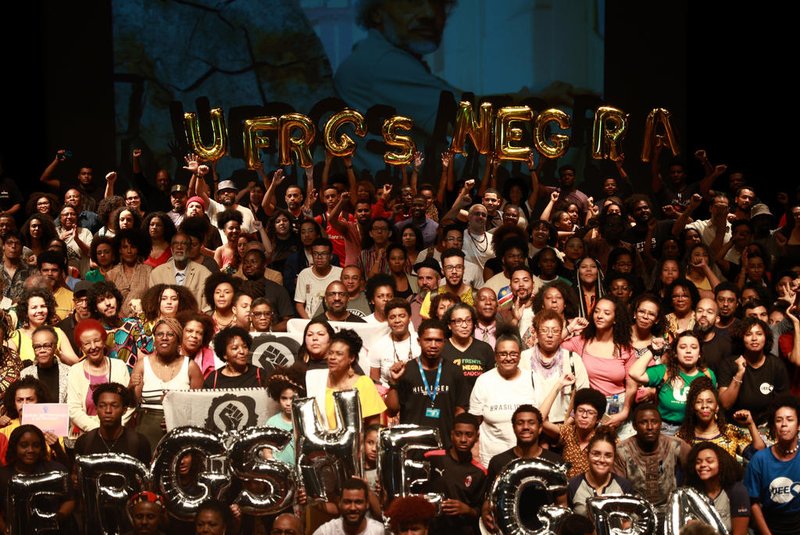 Porto Alegre, RS, Brasil - Acompanhamos a tradicional foto Coletiva dos Negros da UFRGS. O ato faz parte da programação do Novembro Negro da universidade.<!-- NICAID(15603156) -->