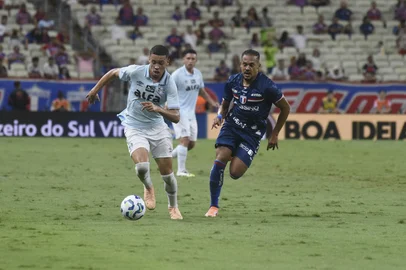 CAIO ROCHA / O FOTOGRÁFICO/ESTADÃO CONTEÚDO FORTALEZA X GRÊMIOCE - BRASILEIRÃO/FORTALEZA X GRÊMIO - ESPORTES - Alysson, do Grêmio, na partida entre Fortaleza e Grêmio válida pela 33ª rodada do Campeonato Brasileiro 2025, realizada na Arena Castelão, em Fortaleza, neste domingo (9). 09/11/2025 - Foto: CAIO ROCHA/O FOTOGRÁFICO/ESTADÃO CONTEÚDOEditoria: ESPORTESLocal: FORTALEZAIndexador: CAIO ROCHAFonte: OfotograficoFotógrafo: O FOTOGRÁFICO<!-- NICAID(16164063) -->