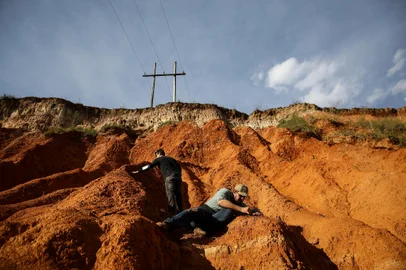 AGUDO, RS, BRASIL - 2023.06.30 - Trabalho de escavação que pesquisadores do CAPPA, Centro de Apoio a Pesquisas Paleontológicas, realizam em campo. Em terreno na cidade de Agudo, importantes descobertas já foram realizadas na região. Na foto: André De Oliveira Fonseca e Rodrigo Temp Muller, chefe CAPPA (Foto: André Ávila/ Agência RBS)Indexador: Andre Avila<!-- NICAID(15478483) -->
