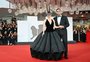 Lady Gaga posa com o noivo no tapete vermelho do Festival de Veneza
