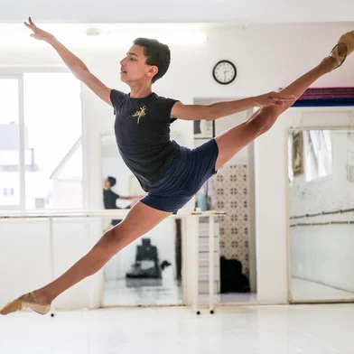 Dora Ballet é uma das mais tradicionais escolas de Caxias do Sul, e está em funcionamento há seis décadas. Na foto, Arthur Bueno, de 14 anos, vai estudar em Goiás. (Neimar De Cesero/Agência RBS)Indexador: Neimar De Cesero<!-- NICAID(15916860) -->