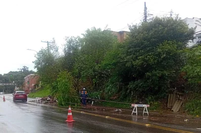 A forte chuva que atingiu Porto Alegre na manhã deste domingo (18) provoca interrupções no trânsito em diferentes pontos. A avenida Oscar Pereira é uma das que apresentou problemas.<!-- NICAID(16206177) -->