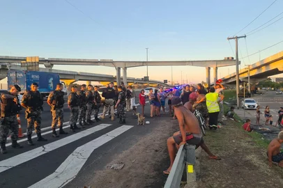 Com falta de luz há uma semana, moradores fazem protesto na BR-290, em Porto Alegre<!-- NICAID(15291728) -->