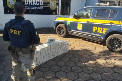 Seis estrangeiros são presos transportando mais de 200 quilos de cocaína na BR-287<!-- NICAID(16029861) -->