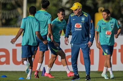 Brazil's Italian coach Carlo Ancelotti conducts a training session in Sao Paulo, on June 2, 2025, ahead of the FIFA World Cup 2026 qualifier football match against Ecuador on June 5. (Photo by Nelson ALMEIDA / AFP)<!-- NICAID(16051061) -->