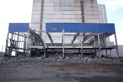 CAXIAS DO SUL, RS, BRASIL, 16/02/2026. O pavilhão que ocupava um terreno na Rua Guerino Sanvitto, perto do Villagio, está sendo desmanchado. (Ariéli Ziegler/Agência RBS)<!-- NICAID(16226242) -->