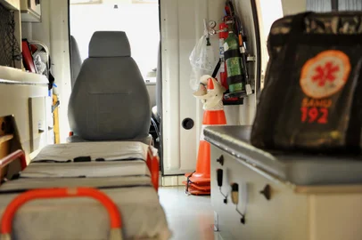 SANTA MARIA, RS, BRASIL, 23-09-2015.Falta de um profissional está deixando a UTI móvel do Samu sem médico em Santa Maria. Há cerca de três meses, um dos sete médicos contratados pela Associação Franciscana de Assistência à Saúde (Sefas), que administra o Samu na cidade, pediu desligamento e, desde então, os seis que continuaram trabalhando têm se desdobrado para fechar a escala de serviço. Muitas vezes, não há outro profissional disponível para cobrir o horário e a UTI móvel fica sem médico. Isso tem ocorrido em pelo menos um turno em um ou dois dias na semana.FOTO: GERMANO RORATO/AGÊNCIA RBS, GERAL<!-- NICAID(11705574) -->