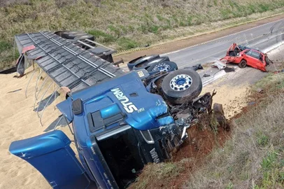 Colisão entre Gol e carreta matou um homem e interrompeu completamente o trânsito na BR-285, entre Panambi e Santa Bárbara do Sul, na região noroeste do RS<!-- NICAID(15230744) -->