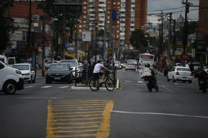 03/09/2021 - PORTO ALEGRE, RS - PAUTA DAS CICLOVIAS: Na José de Alencar, a partir da Gonçalves Dias, seguindo pela Azenha, até chegar na Avenida João Pessoa. FOTO: Félix Zucco / Agência RBS<!-- NICAID(14881058) -->