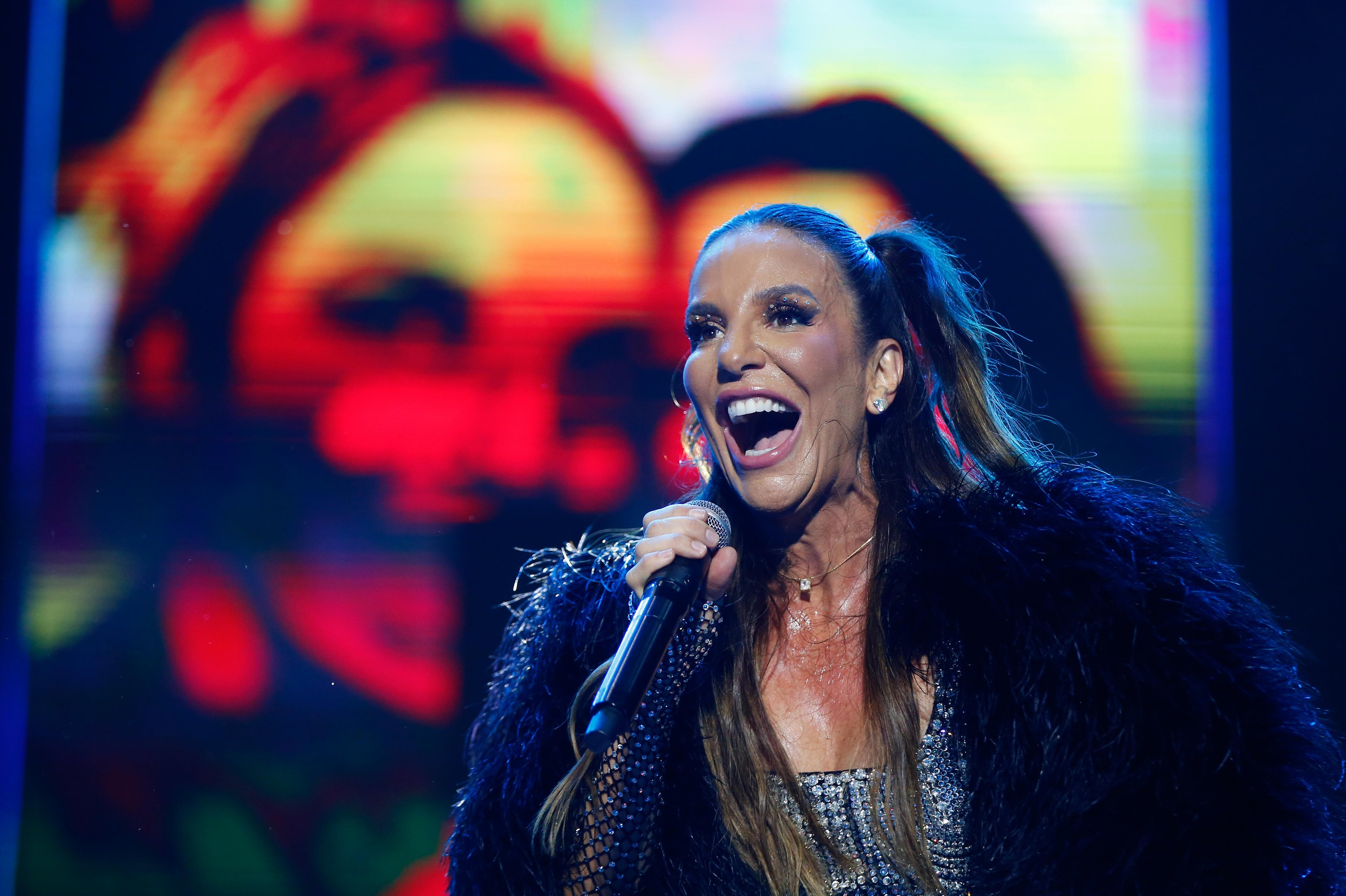 Ivete Sangalo &eacute; internada em Salvador ap&oacute;s desmaiar em casa