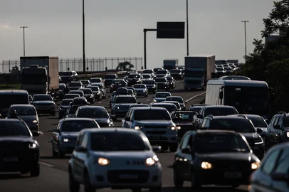 Porto Alegre, RS, Brasil, 27-02-2025: Trânsito na freeway na saída de Porto Alegre. Trecho próximo ao posto da PRF. Foto: Renan Mattos / Agência RBS<!-- NICAID(15986340) -->