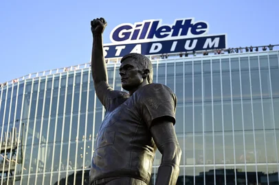 FOXBOROUGH, MASSACHUSETTS - AUGUST 08: A general view of the statue of Tom Brady is seen during the unveiling ceremony prior to the NFL Preseason 2025 game between Washington Commanders and New England Patriots at Gillette Stadium on August 08, 2025 in Foxborough, Massachusetts.   Billie Weiss/Getty Images/AFP (Photo by Billie Weiss / GETTY IMAGES NORTH AMERICA / Getty Images via AFP)<!-- NICAID(16097982) -->