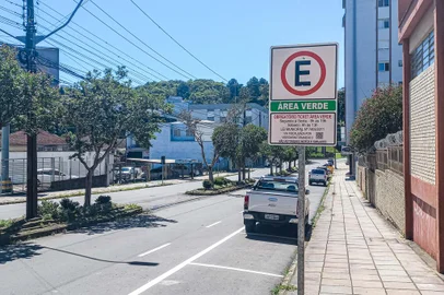 Novas vagas serão incluídas no Estacionamento Rotativo Regulamentado nos bairro Centro e Nossa Senhora de Lourdes.Segundo a prefeitura, serão 195 novas vagas na Avenida Júlio de Castilhos, entre a Rua Andrade Neves e a BR-116. Essa ampliação será classificada como Área Verde<!-- NICAID(15589137) -->
