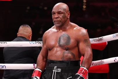 ARLINGTON, TEXAS - NOVEMBER 15: Mike Tyson fights during LIVE On Netflix: Jake Paul vs. Mike Tyson at AT&T Stadium on November 15, 2024 in Arlington, Texas.   Al Bello/Getty Images for Netflix © 2024/AFP (Photo by AL BELLO / GETTY IMAGES NORTH AMERICA / Getty Images via AFP)<!-- NICAID(15915114) -->